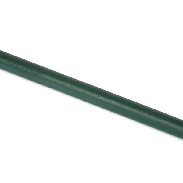 Barre d'écartement en cuir vert et bois d'eucalyptus, avec attaches métalliques dorées. Accessoire BDSM élégant pour une immobilisation précise et contrôlée, parfait pour la collection Mossy Chic.