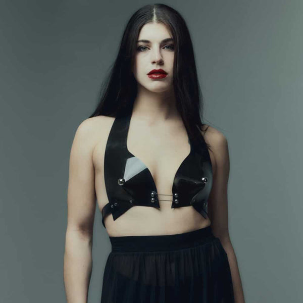 Soutien-gorge noir structuré avec design graphique et détails métalliques
