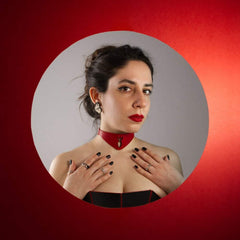 Choker en cuir pleine fleur tanné végétal de haute qualité Rouge avec découpes au laser motif inspiré de la Spiral Goddess Détails en Quincaillerie nickelée fait à la main en Grèce