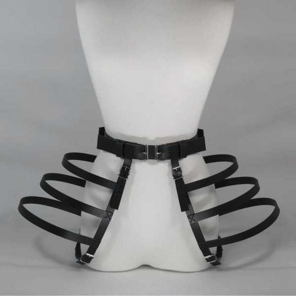 Vue de la ceinture 17863 en cuir haut de gamme portée sur mannequin blanc, avec lanières flottantes sur les hanches, sur fond blanc.