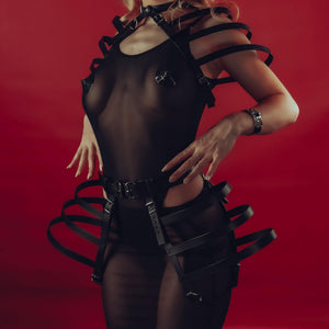 Harnais Choker et Harnais Ceinture en Cuir sellerie italien tanné végétal de 3 mm d’épaisseur Noir avec design avant-gardiste avec lanières flottantes sur les épaules et taille rappelant une cage. À Porter en superposition ou avec rien en dessous