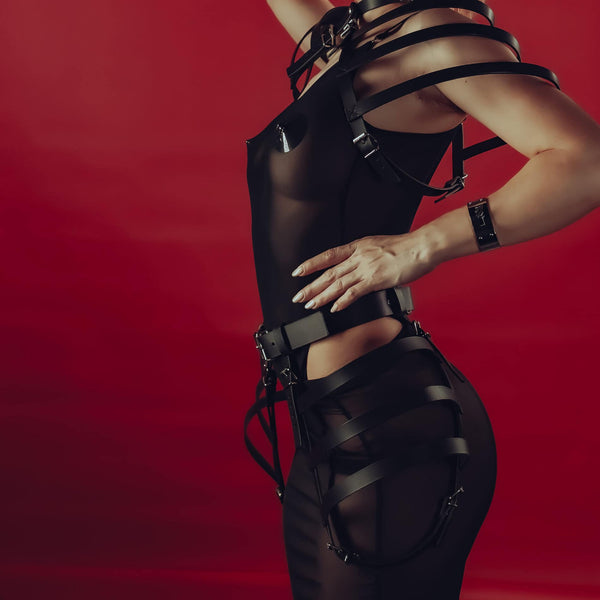 Harnais Choker et Harnais Ceinture en Cuir sellerie italien tanné végétal de 3 mm d’épaisseur Noir avec design avant-gardiste avec lanières flottantes sur les épaules et taille rappelant une cage. À Porter en superposition ou avec rien en dessous