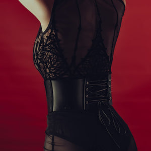 Body en Mesh et Velours Noir sans manches avec décolleté plongeant sublimé par des détails inspirés de l’architecture gothique fermeture à crochet et œillet à la base porté avec un corset sous buste noir en Walpier Buttero Veg Tan Leather Quincaillerie nickelée et Cordon en nylon tressé 2 et 3 mm