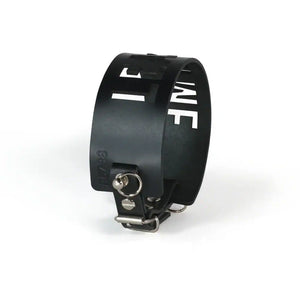 Vue de côté du choker 86738 en cuir, mettant en valeur le lettrage découpé au laser “LEASH ME” et le design raffiné du collier.