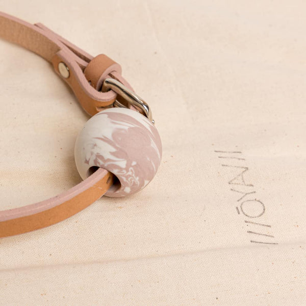 Collier OYA orangé mini balle au centre du collier fait en porcelaine rose et blanc de adules brydges chez brigade mondaine.