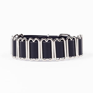 Modèle portant le Bulletproof Choker noir Perlensau avec plaques métalliques dorées articulées, proposé par Brigade Mondaine Paris.