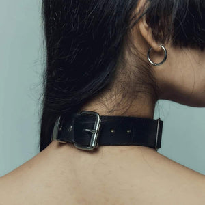Modèle portant le Bulletproof Choker noir Perlensau avec plaques métalliques dorées articulées, proposé par Brigade Mondaine Paris.