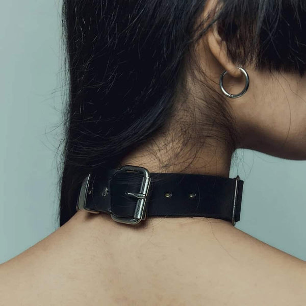 Modèle portant le Bulletproof Choker noir Perlensau avec plaques métalliques dorées articulées, proposé par Brigade Mondaine Paris.
