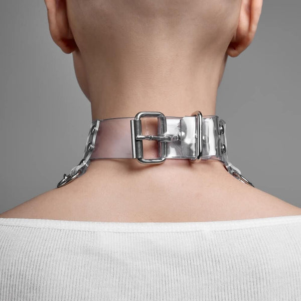 Modèle portant le Cosmic Choker Perlensau en matière transparente avec chaînes métalliques et pampilles suspendues, proposé par Brigade Mondaine Paris.