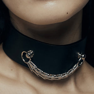 Modèle portant le Dedication Choker Perlensau en cuir noir avec chaîne métallique argentée, proposé par Brigade Mondaine Paris.