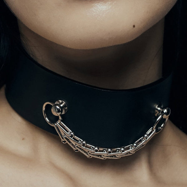 Modèle portant le Dedication Choker Perlensau en cuir noir avec chaîne métallique argentée, proposé par Brigade Mondaine Paris.