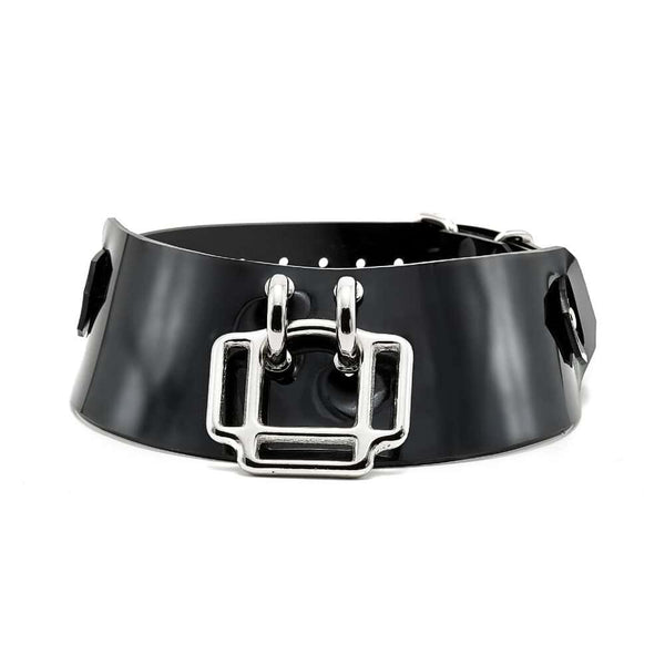 Modèle portant le Phenomenon Choker Perlensau noir brillant avec large boucle métallique géométrique, proposé par Brigade Mondaine Paris.