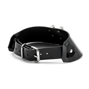 Modèle portant le Phenomenon Choker Perlensau noir brillant avec large boucle métallique géométrique, proposé par Brigade Mondaine Paris.