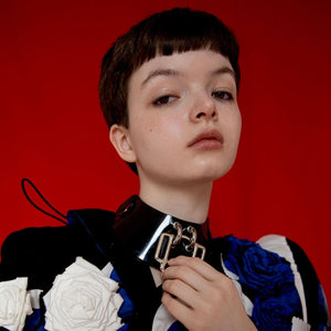 Modèle portant le Phenomenon Choker Perlensau noir brillant avec large boucle métallique géométrique, proposé par Brigade Mondaine Paris.