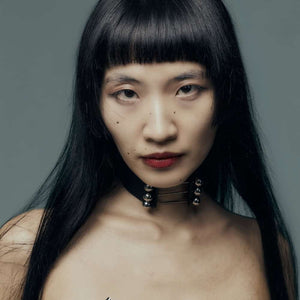 Trinity Choker Perlensau en cuir noir avec barres métalliques et sphères argentées, proposé par Brigade Mondaine Paris.