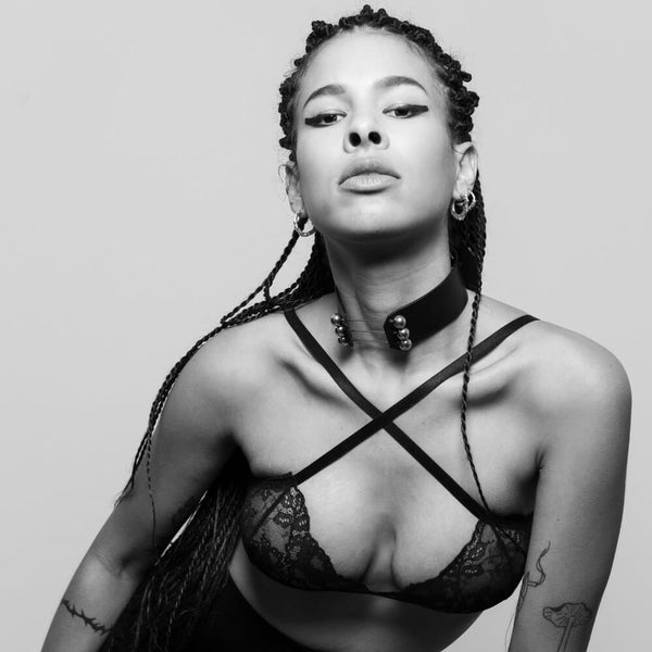 Trinity Choker Perlensau en cuir noir avec barres métalliques et sphères argentées, proposé par Brigade Mondaine Paris.