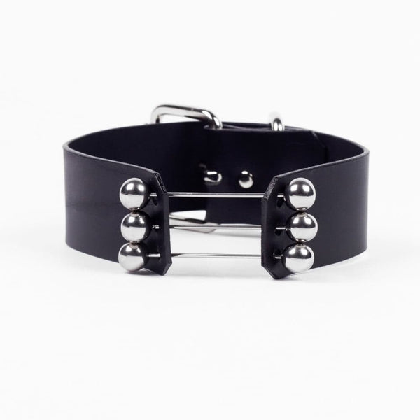 Trinity Choker Perlensau en cuir noir avec barres métalliques et sphères argentées, proposé par Brigade Mondaine Paris.