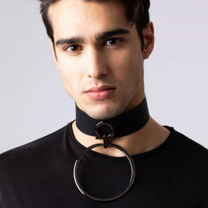 Modèle portant le choker Divine Perlensau en cuir noir avec large anneau métallique suspendu, proposé par Brigade Mondaine Paris.