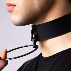 Modèle portant le choker Divine Perlensau en cuir noir avec large anneau métallique suspendu, proposé par Brigade Mondaine Paris.