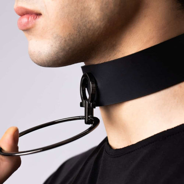 Modèle portant le choker Divine Perlensau en cuir noir avec large anneau métallique suspendu, proposé par Brigade Mondaine Paris.