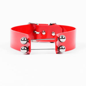 Modèle portant le Industrial Choker rouge Perlensau en cuir avec tiges métalliques et sphères argentées, proposé par Brigade Mondaine Paris.