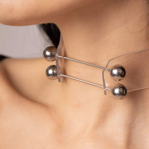 Modèle portant le Industrial Choker Crystal Perlensau avec éléments métalliques et détails brillants, proposé par Brigade Mondaine Paris.