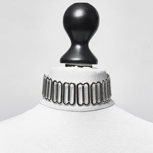 Modèle portant le Bulletproof Choker Crystal Perlensau avec base transparente et plaques métalliques argentées articulées, proposé par Brigade Mondaine Paris.
