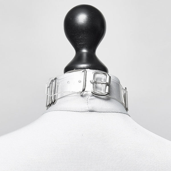 Modèle portant le Bulletproof Choker Crystal Perlensau avec base transparente et plaques métalliques argentées articulées, proposé par Brigade Mondaine Paris.