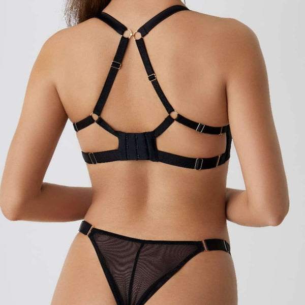 Soutien-gorge push-up Kate PHARA D’Or noir avec bonnets galbants et détails en mesh, porté avec jupe porte-jarretelles, Brigade Mondaine Paris
