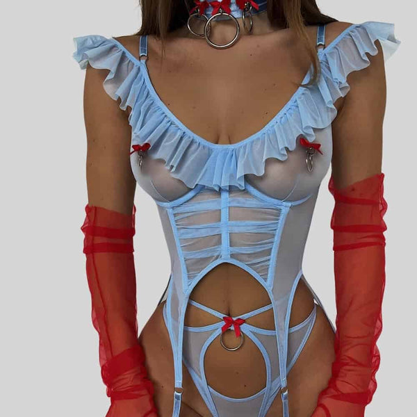 Modèle portant le set Sky Pivovarova en mesh bleu avec découpes, jarretelles et détails rouges contrastés, proposé par Brigade Mondaine Paris.