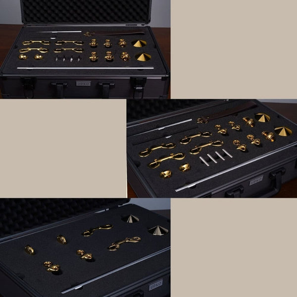 Coffret d’accessoires BDSM en métal doré avec éléments modulaires présenté dans une mallette rigide Brigade Mondaine Paris