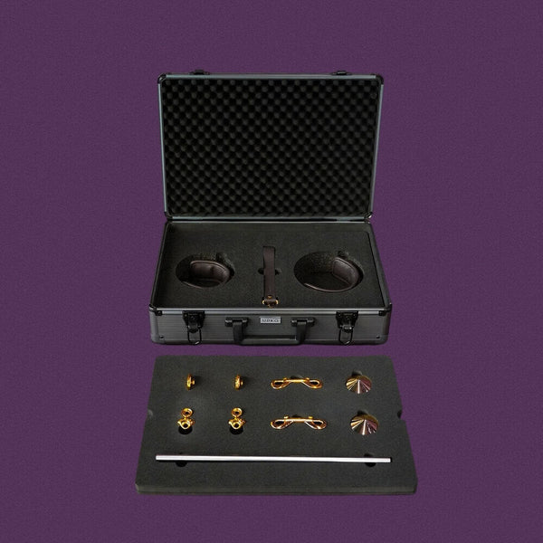 Coffret d’accessoires BDSM UPKO en cuir et métal doré présenté dans une mallette rigide Brigade Mondaine Paris