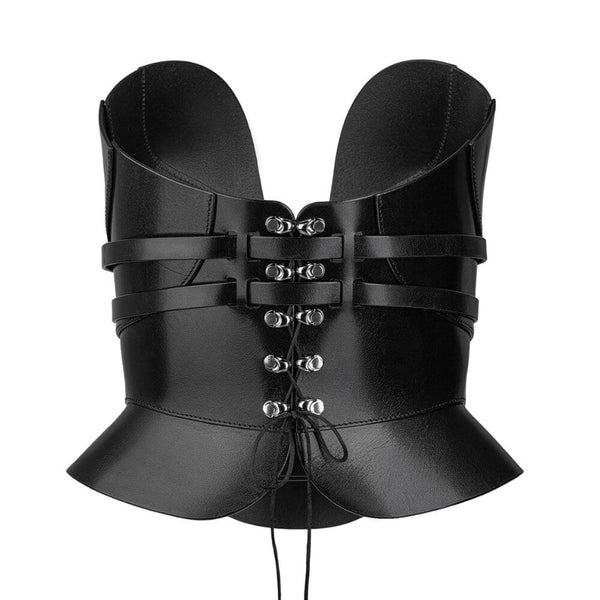 Mannequin portant le corset Daelos en cuir noir RE:STRICT chez Brigade Mondaine Paris, décolleté plongeant structuré, sangles ajustables, porté avec accessoires assortis sur fond rouge.