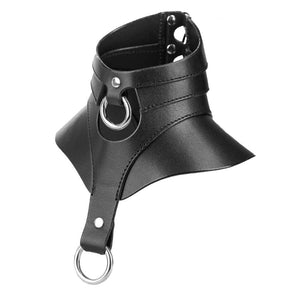 Détail arrière du collier Posture Tenue en cuir noir RE:STRICT chez Brigade Mondaine Paris, coupe couvrante au niveau du cou, laçage ajustable et finitions métalliques, photographié en studio.
