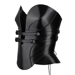 Mannequin portant le corset Daelos en cuir noir RE:STRICT chez Brigade Mondaine Paris, décolleté plongeant structuré, sangles ajustables, porté avec accessoires assortis sur fond rouge.