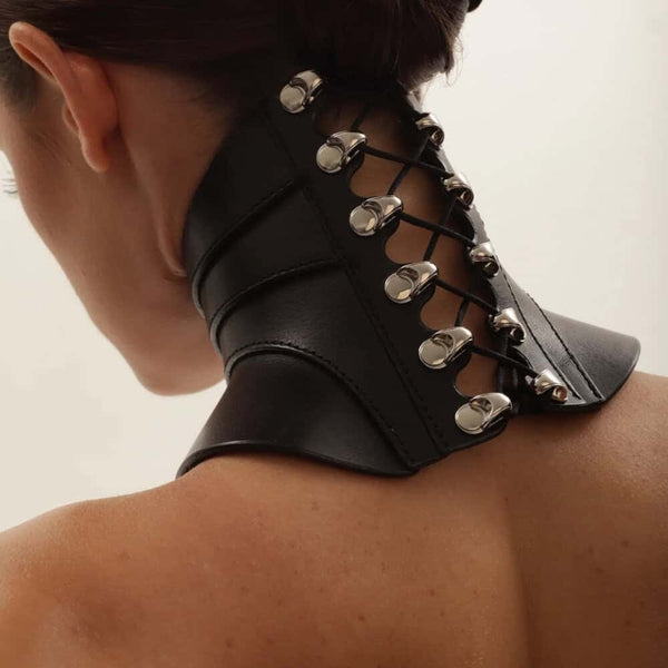 Détail arrière du collier Posture Tenue en cuir noir RE:STRICT chez Brigade Mondaine Paris, coupe couvrante au niveau du cou, laçage ajustable et finitions métalliques, photographié en studio.