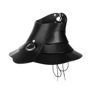 Mannequin portant le collier Posture Hold en cuir noir RE:STRICT chez Brigade Mondaine Paris, pièce rigide couvrant le cou, anneau métallique central, porté avec un top en mesh noir en studio.