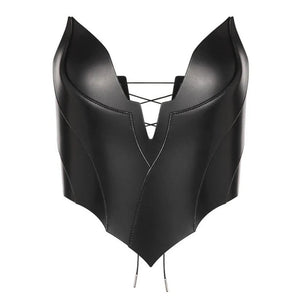 Mannequin portant le corset Nyx en cuir rouge RE:STRICT chez Brigade Mondaine Paris, décolleté structuré, porté avec collier assorti et accessoires noirs, photographié en studio.
