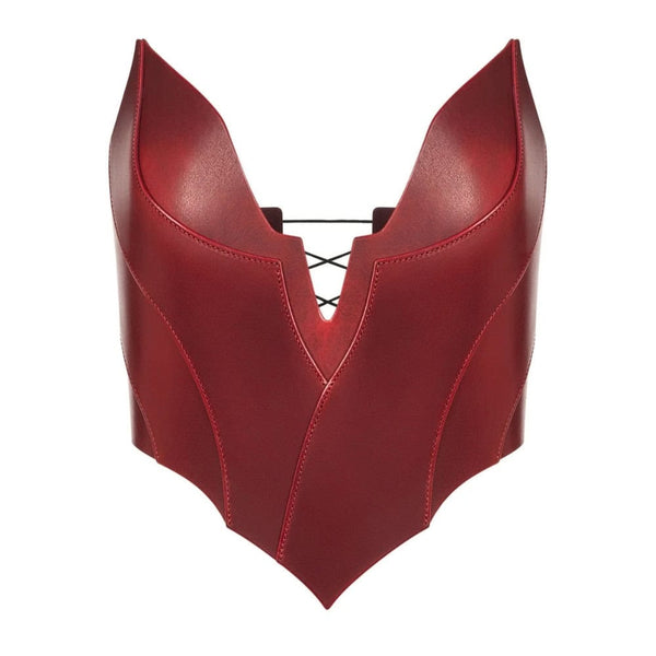 Mannequin portant le corset Nyx en cuir rouge RE:STRICT chez Brigade Mondaine Paris, décolleté structuré, porté avec collier assorti et accessoires noirs, photographié en studio.