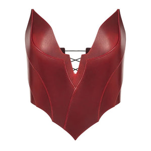 Mannequin portant le corset Nyx en cuir rouge RE:STRICT chez Brigade Mondaine Paris, décolleté structuré, porté avec collier assorti et accessoires noirs, photographié en studio.