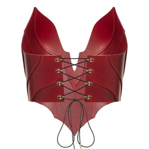 Mannequin portant le corset Nyx en cuir rouge RE:STRICT chez Brigade Mondaine Paris, décolleté structuré, porté avec collier assorti et accessoires noirs, photographié en studio.