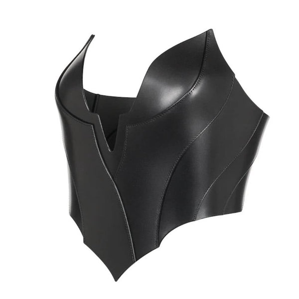 Mannequin portant le corset Nyx en cuir rouge RE:STRICT chez Brigade Mondaine Paris, décolleté structuré, porté avec collier assorti et accessoires noirs, photographié en studio.
