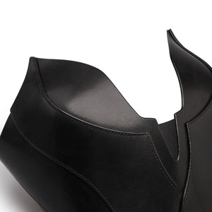 Mannequin portant le corset Nyx en cuir rouge RE:STRICT chez Brigade Mondaine Paris, décolleté structuré, porté avec collier assorti et accessoires noirs, photographié en studio.