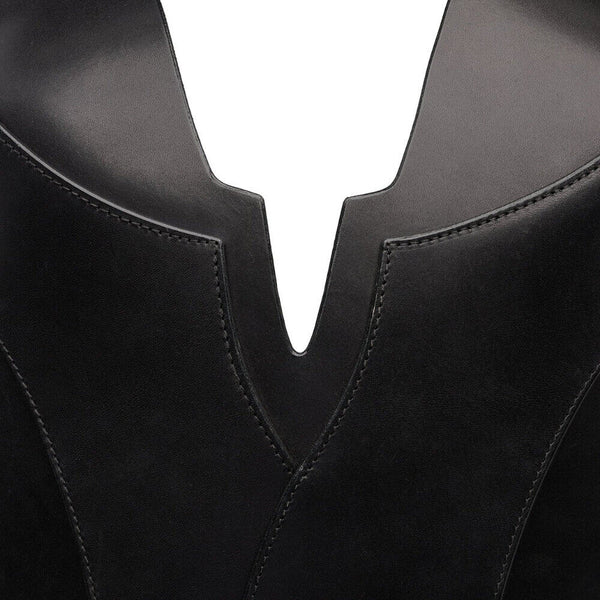 Mannequin portant le corset Nyx en cuir rouge RE:STRICT chez Brigade Mondaine Paris, décolleté structuré, porté avec collier assorti et accessoires noirs, photographié en studio.