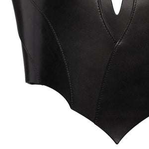 Mannequin portant le corset Nyx en cuir rouge RE:STRICT chez Brigade Mondaine Paris, décolleté structuré, porté avec collier assorti et accessoires noirs, photographié en studio.