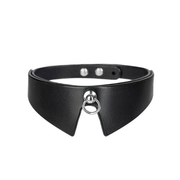 Mannequin portant le choker Modesty noir RE:STRICT chez Brigade Mondaine Paris, collier en cuir ajusté avec anneau métallique central, porté avec un corset noir sur fond rouge.