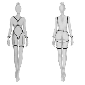 Mannequin portant le harnais Vespera en cuir noir RE:STRICT chez Brigade Mondaine Paris, structure ajourée avec sangles réglables, chaînes métalliques et accessoires assortis, photographié en studio.