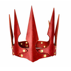 Couronne en cuir rouge RE:STRICT présentée chez Brigade Mondaine Paris, design rigide à pointes graphiques, cuir lisse teinté, rivets métalliques dorés et fermeture ajustable, photographiée en studio.