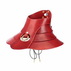 Mannequin portant le collier Posture Hold en cuir noir RE:STRICT chez Brigade Mondaine Paris, pièce rigide couvrant le cou, anneau métallique central, porté avec un top en mesh noir en studio.