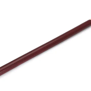 Barre d’écartement en cuir rouge vin avec noyau en bois d’eucalyptus. Joints toriques en métal or rose pour fixer des chevillières. Élégante et fonctionnelle pour des jeux BDSM raffinés.